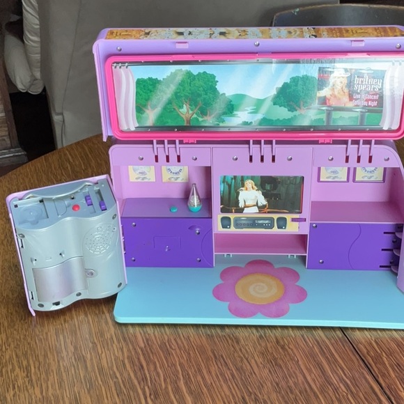 Britney Spears Concert Tour Bus - Picture 10 of 16